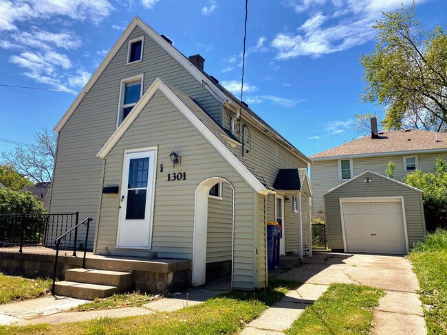 Building Photo - 1301 North- Creston neighborhood- Water Included