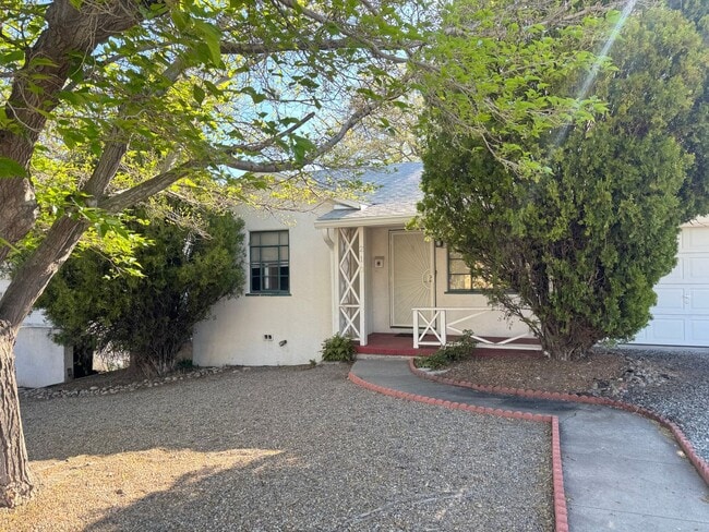 Building Photo - Stunning Nob Hill Bungalow!