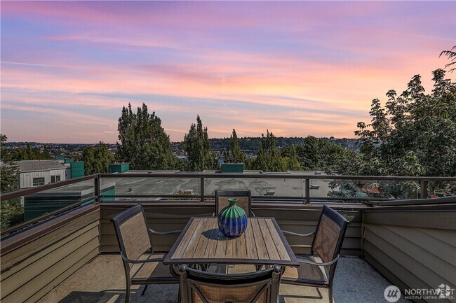 Building Photo - Beautiful Views, 5 Piece Bath, Private Pat... Rental