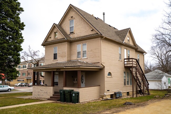 Photo - 2104 College St