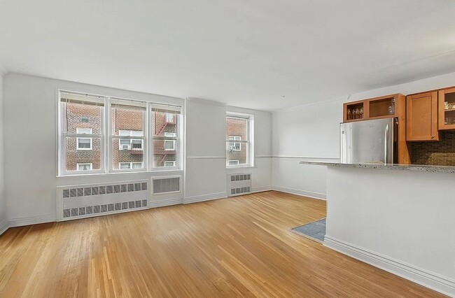 Photo - 400 E 17th St