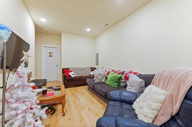 Photo - 1945 N Gratz St Unit B