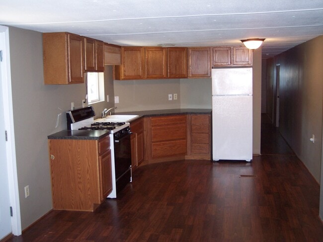 Kitchen - 104 E 6th St