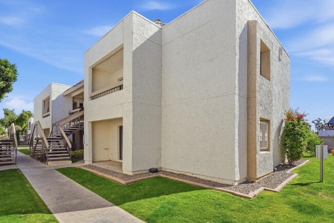 Building Photo - 3002 N 70th St Unit 225