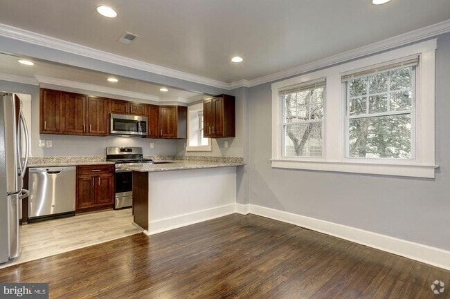 Building Photo - 811 Thayer Ave Unit 2 Rental