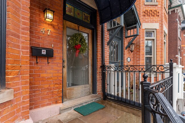 47 Howland Ave
