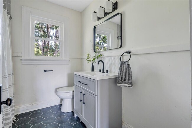 Photo - 109 Crestview Dr