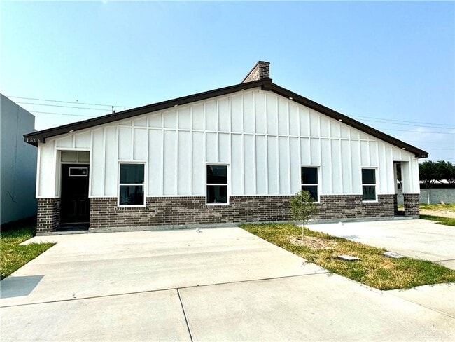 Building Photo - 1604 W B St Rental
