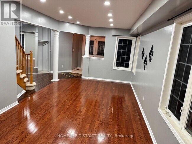 Photo - 1100 Ashgrove Crescent