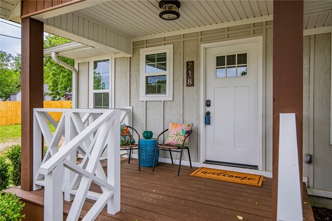 Photo - 718 W Maple St