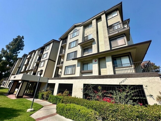 Building Photo - Spacious Two Bedroom Two Bath Condo near SDSU!!