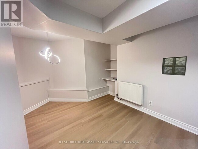 Photo - 2 Bellwoods Park