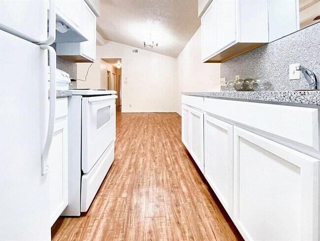 Photo - 109 Hughson Ct