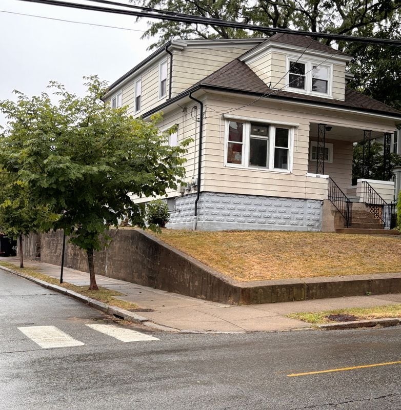 Photo - 584 River Ave