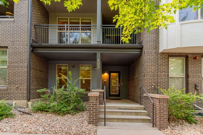 Building Photo - A contemporary 1826 sq ft. 3 Bedroom / 3 B... Rental