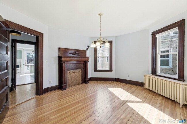 Photo - 198 Oxford St