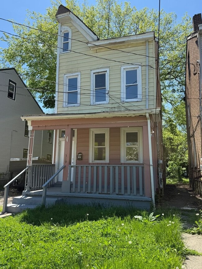 Building Photo - Large Victorian Style House