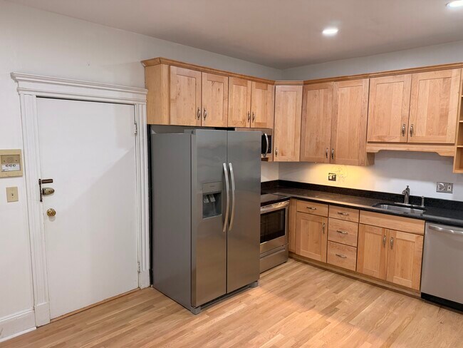 Building Photo - 1768 Beacon St Unit 4