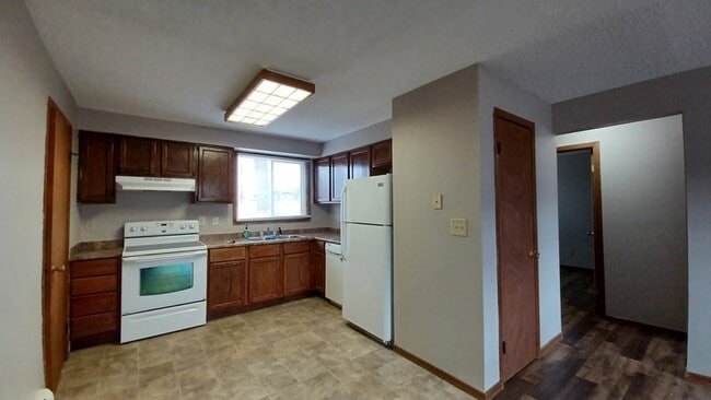 Building Photo - 940 Eisenhower Rd Unit 2 Rental