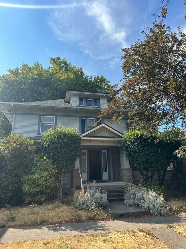 Building Photo - NW 5th Unit 02