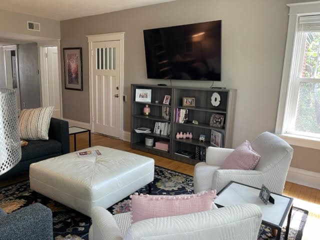 6301 Southwood Ave Unidad 3rd floor