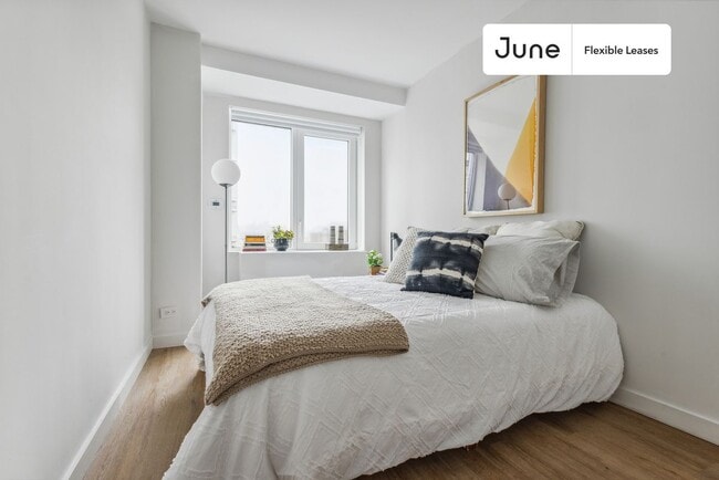 Building Photo - Vibrant ROOM at The Heritage House