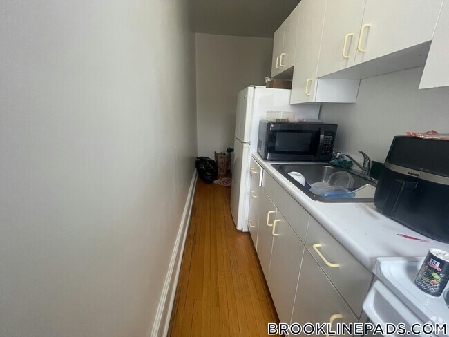 Building Photo - 1539 Beacon St Unit 25 Rental