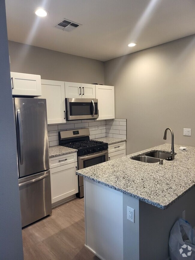 Building Photo - New Townhouse NE Heights 2/bedroom 1.5/bat...