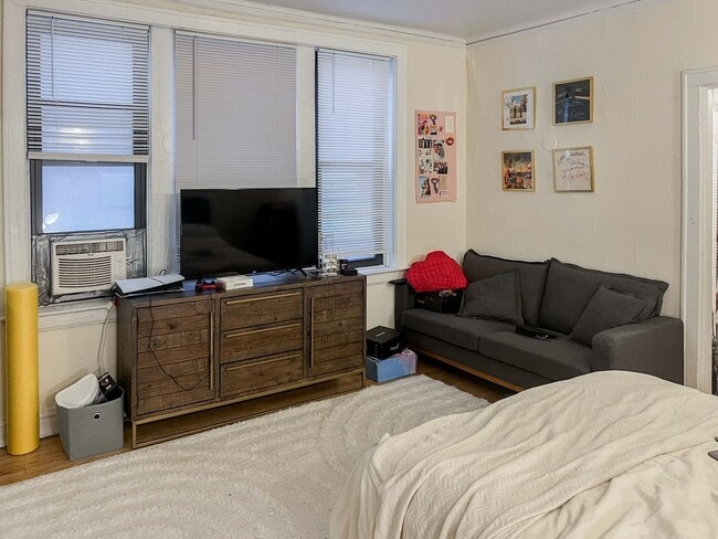 Building Photo - 435 W Surf St Unit 432-108