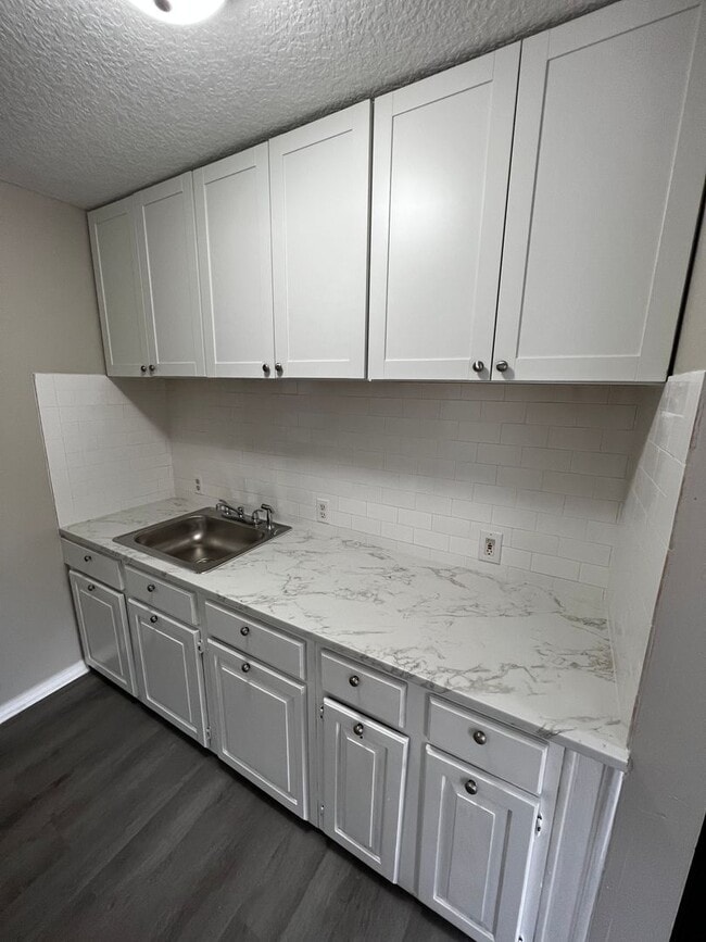 Photo - 2425 Dolphin Ave Unidad B - Check with Owner on maintenance