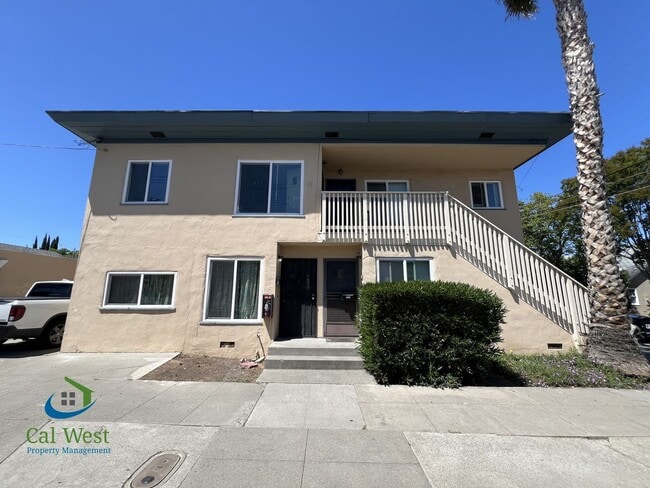 Photo - $2,495 - UPDATED 2 bedrooms/1 bathroom Upstairs Unit near Rose Garden! Unit 99