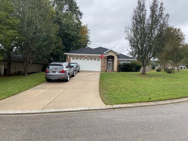 Besautiful Home, 3 bedrooms, 2 baths, 2 car garage Front View - 1069 Winter Ln Casa