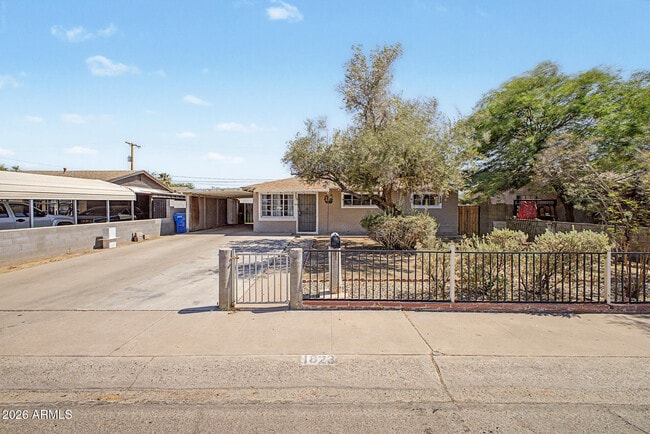 Building Photo - 1823 E Sunland Ave