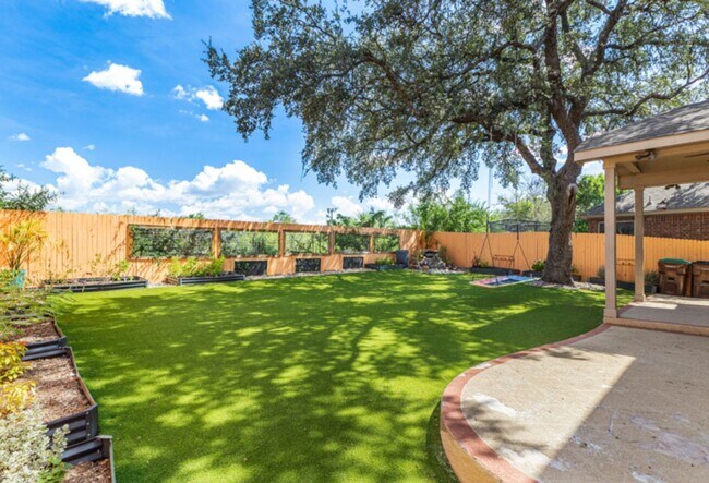 Building Photo - Move In Ready - Stunning 4 bd/2.5 Located ...