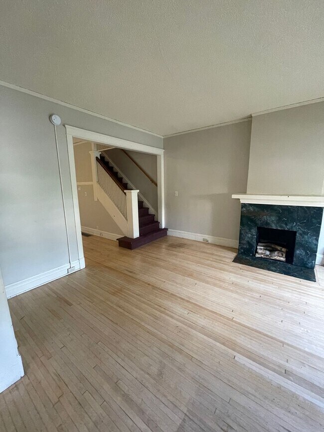 Photo - 920-922 E 4th St Unit 922 E 4th St