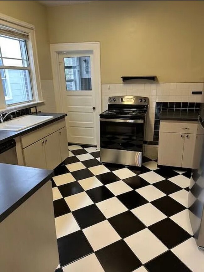 Building Photo - 2053 College Cir N