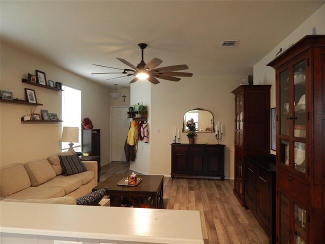 Photo - 437 English Oak St