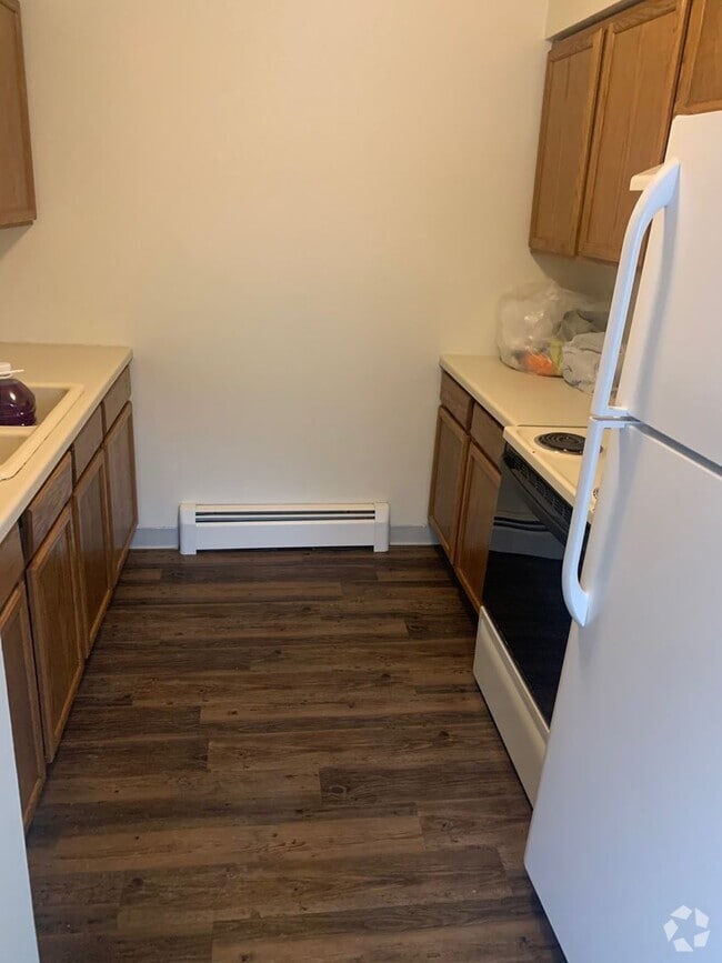 Building Photo - 2 bedroom 1 bath lower apartment Unit A