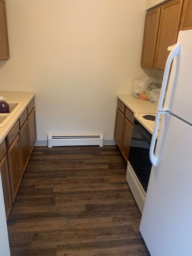 2 bedroom 1 bath lower apartment - 2 bedroom 1 bath lower apartment Unit A