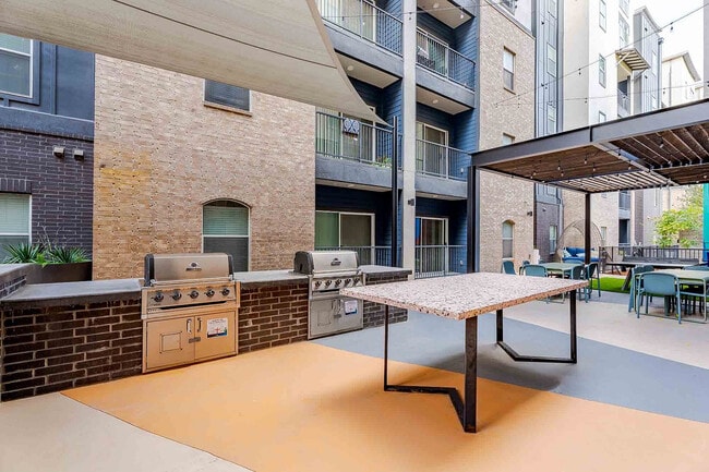 21-Pearl-Apartments-Near-UT-Austin-Courtyard-Grills - 21 Pearl