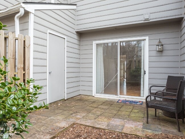 Building Photo - "Charming 2-Bedroom Gem with Granite Elegance in Charlotte's Heart!"