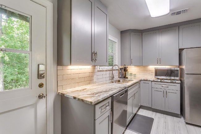 Photo - 4704 Collinwood Ave