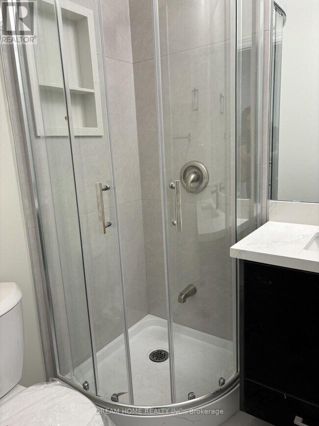 Photo - 643 Bathurst St