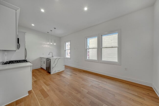 Photo - 317 3rd St SE