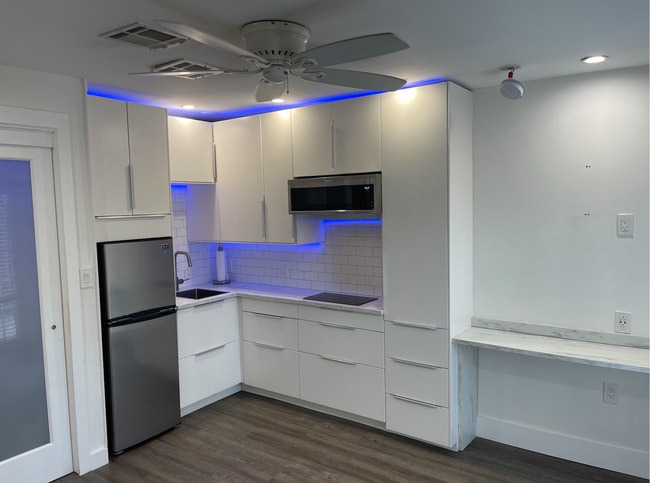 Photo - 1006 NE 11th St Unidad Back