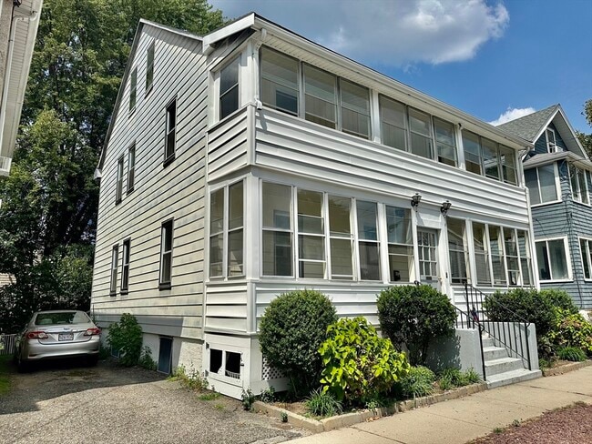 Building Photo - 65 Walnut St Unit 2 Rental