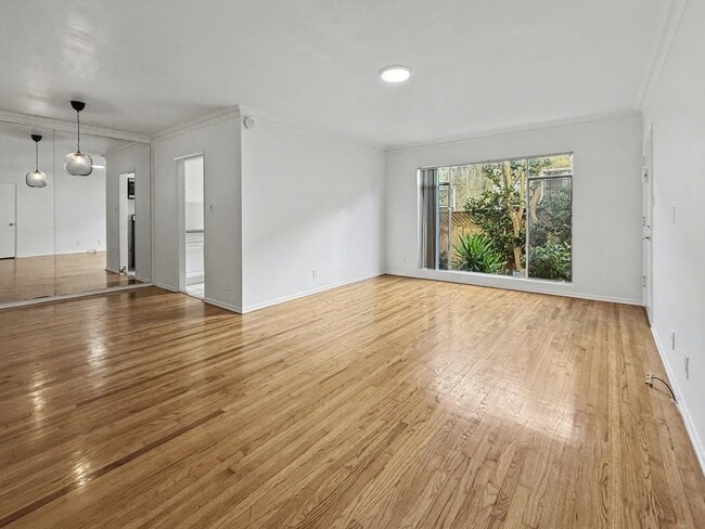 Photo - 328-330 S Doheny Dr