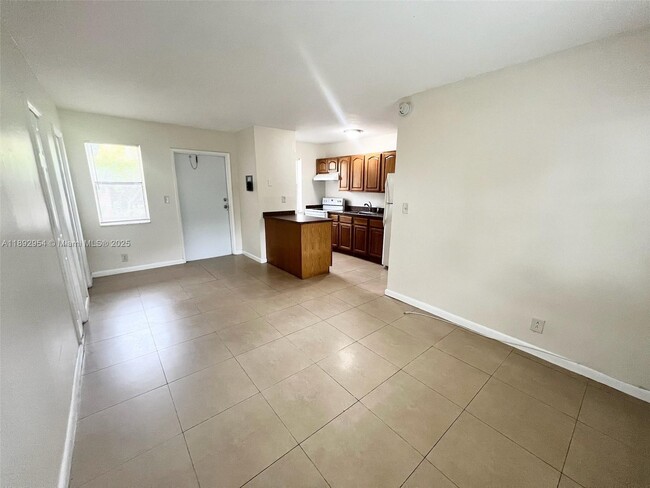 Photo - 116 NE 9th St Unidad 3