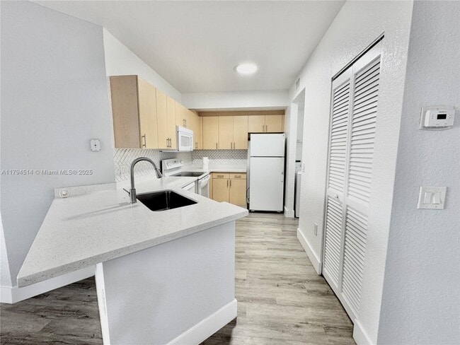 Building Photo - 704 Belmont Ln Unit 704