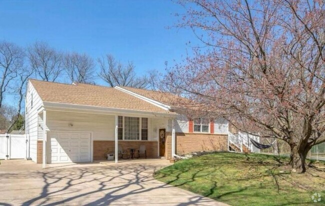 Building Photo - Large House in Cherry Hill East
